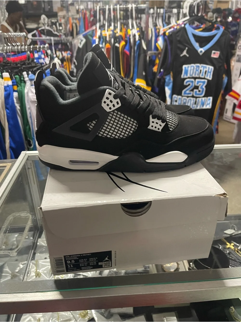 Men’s Retro 4 White Thunder Size 9.5.